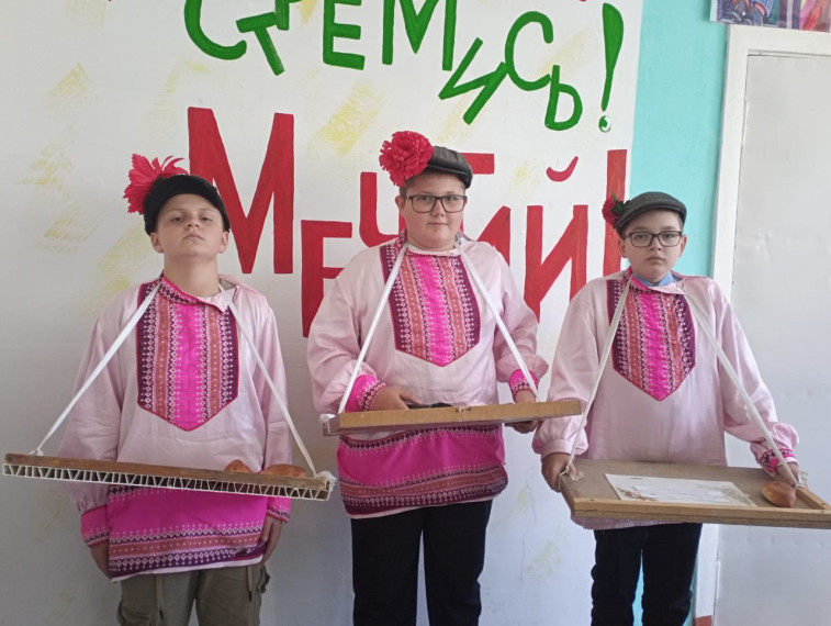 благотворительная осенняя ярмарка - выставка поделок и цветочных композиций.